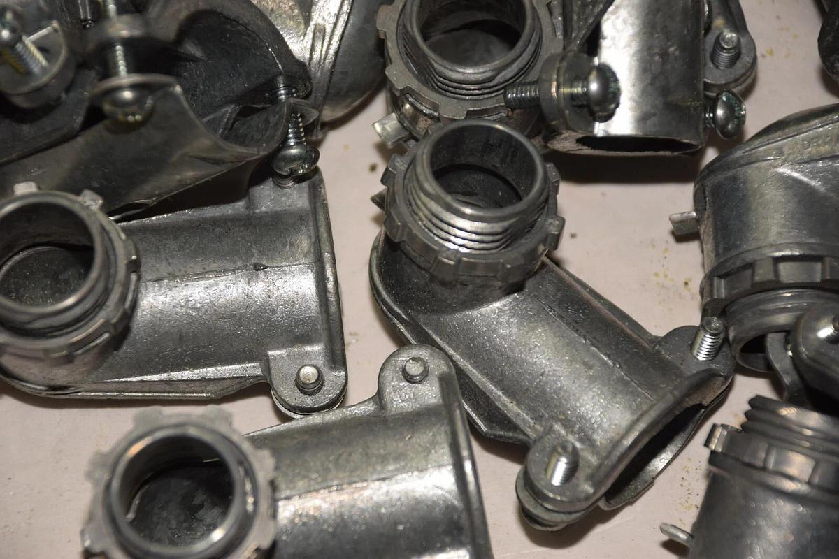 (LOT OF 45) APPLETON 1/2" 90 DEGREE ARMORED FLEXIBLE CABLE END NEW