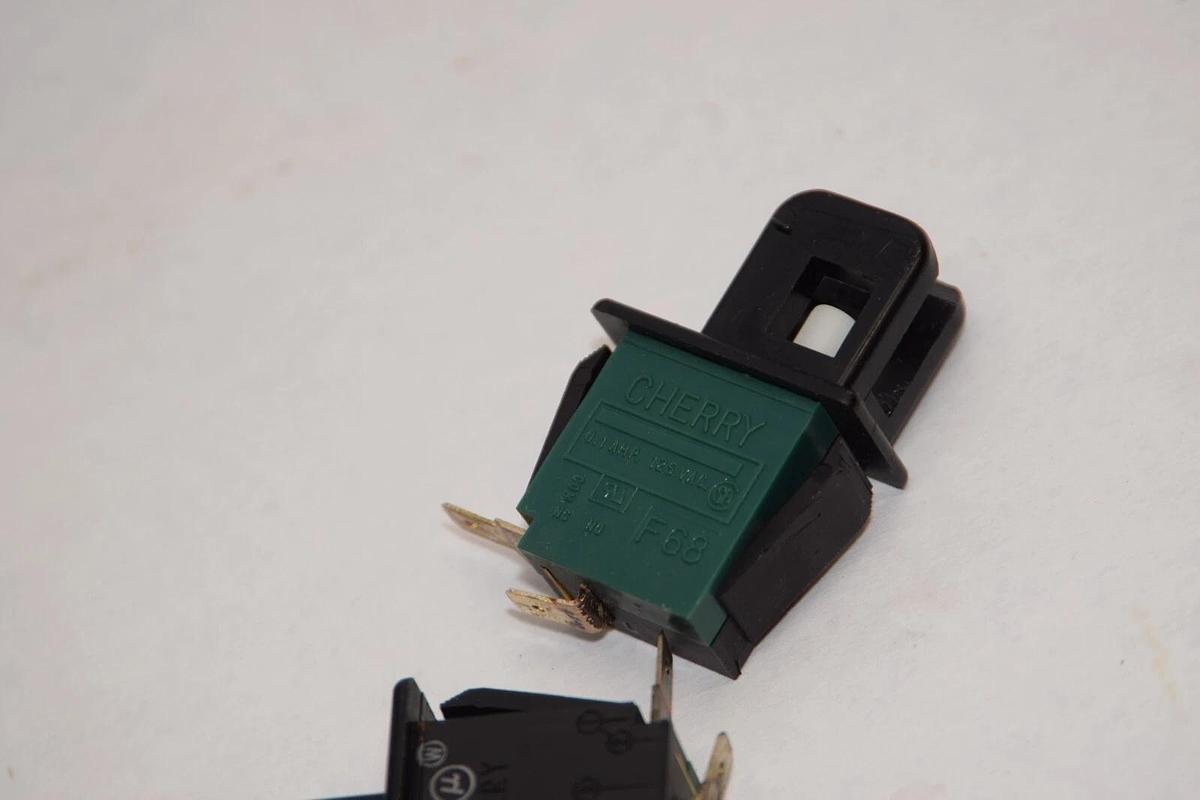 (NEW - Lot of 5) CHERRY F68 110E7780 0.1A 125Vac T85 2-Blade Push Button