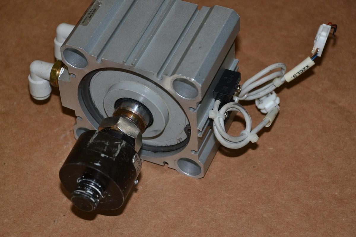 Used SMC PNEUMATIC AIR VALVE CDQ2B80-15DM-F79-XA18 CDQ2B80 15DM F79 XA18