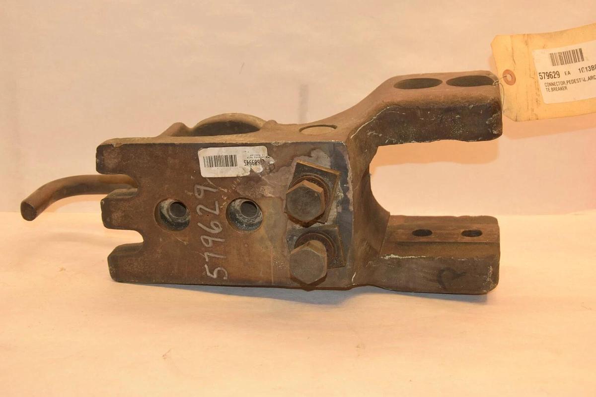 Used GE Connector Pedestal ARC CHUTE Breaker 579629  MAGNE-BLAST  Circuit Breaker