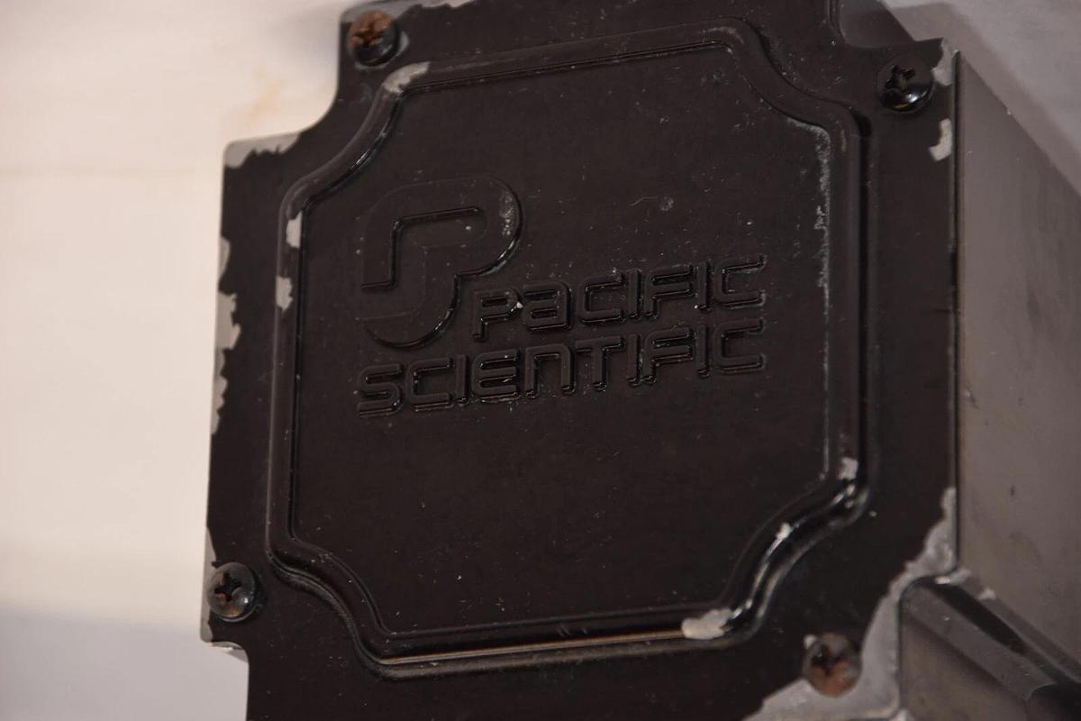 Used PACIFIC SCIENTIFIC R46GENA-R2-NS-NV-00 6.7A 3.7ohms Brushless Servo Motor
