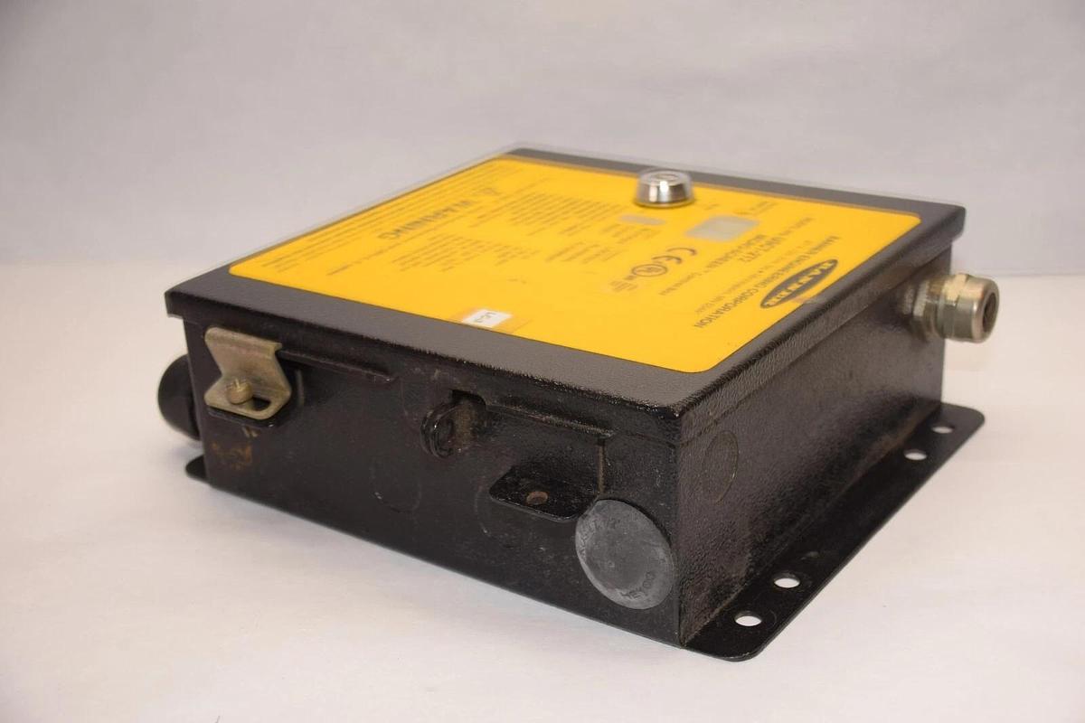 Used BANNER USCT-2T2 Micro-Screen Control Box *No Key*