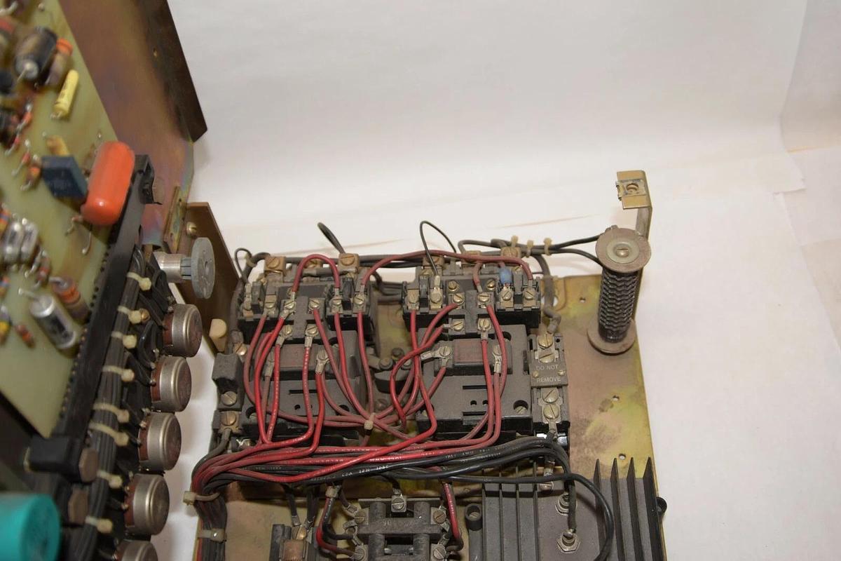 Used ALLEN BRADLEY 1313R-B0A61 240V 1HP Regulated Speed Drive *Missing Knob/screws