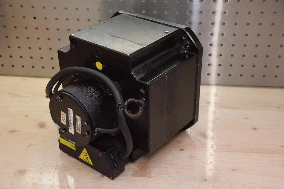 Used Kawasaki Sanyo Denki BL Super Servo Motor P80B22450LCX2A  4.2 KW  2400 RPM