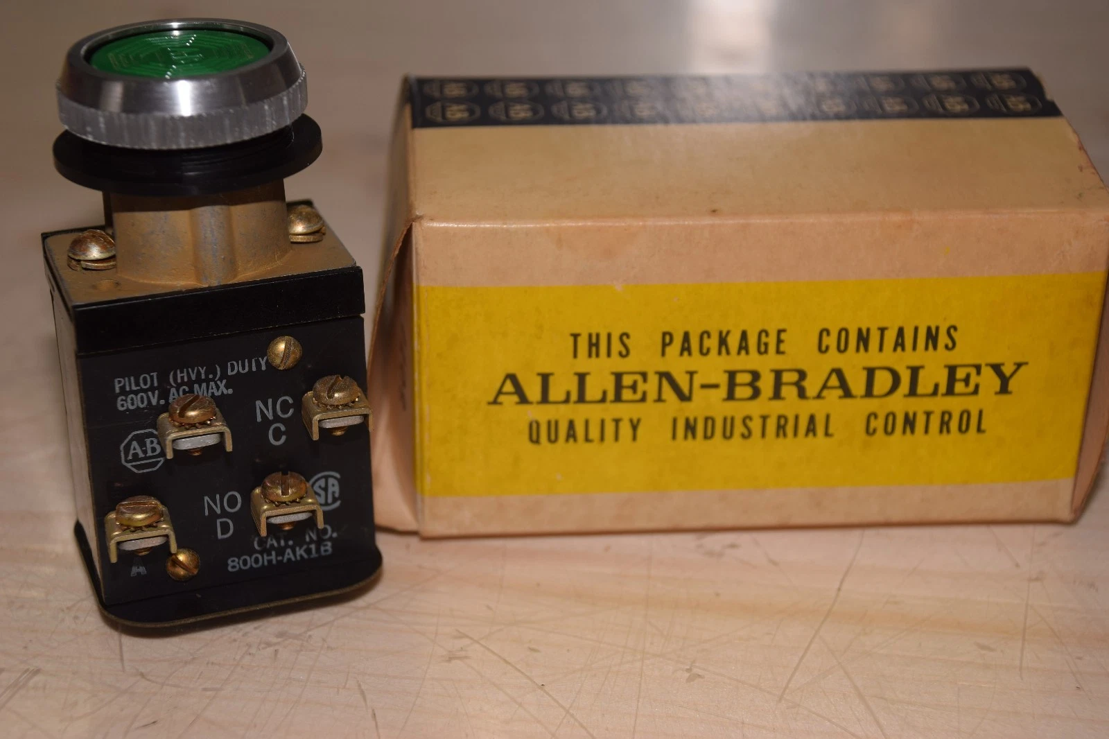 ALLEN BRADLEY 800H-AK1B 800H AK1B 800HAK1B SER A FLUSH HEAD PUSH BUTTON NEW
