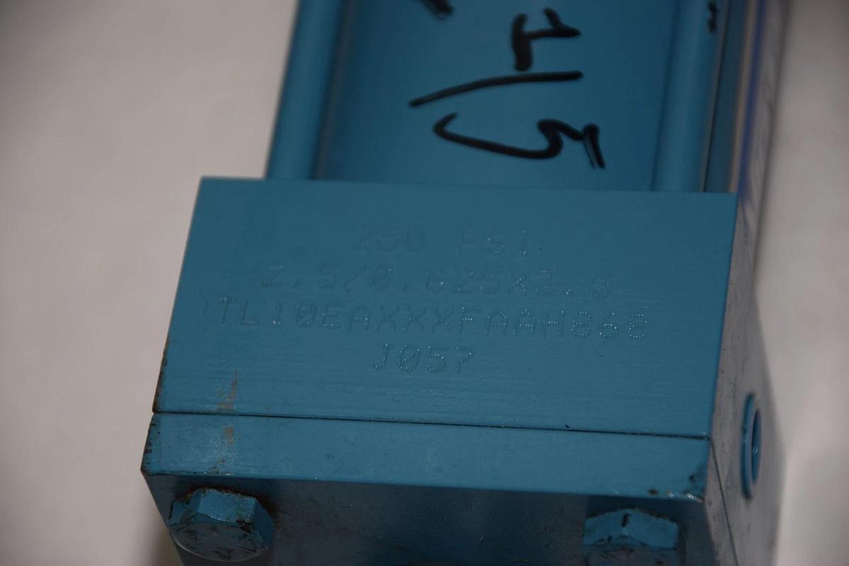 (New) VICKERS TL10EAXXXFAAH868 J057 250psi 5/8" CYLINDER