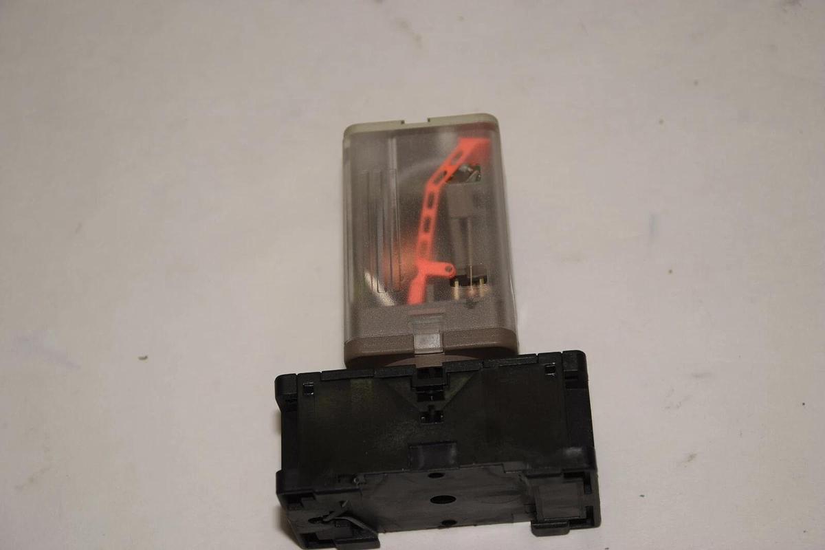 Used TELEMECANIQUE RUN21D21 BD 24VDC 240VAC  RELAY WITH RUZ1D 10A 400VAC RELAY BASE