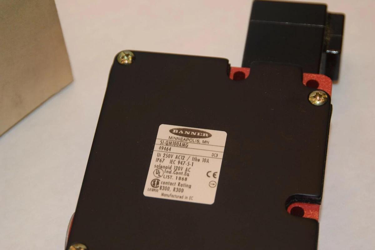 NEW BANNER ENGINEERING SI-QM100AMG SAFETY INTERLOCK SWITCH