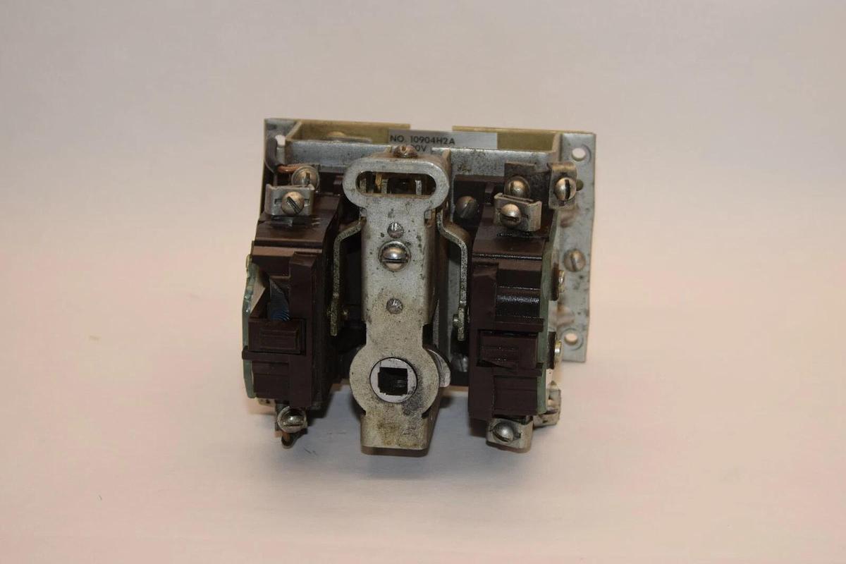 Used CUTLER HAMMER 10904H2A 600V 30A Coil Starter