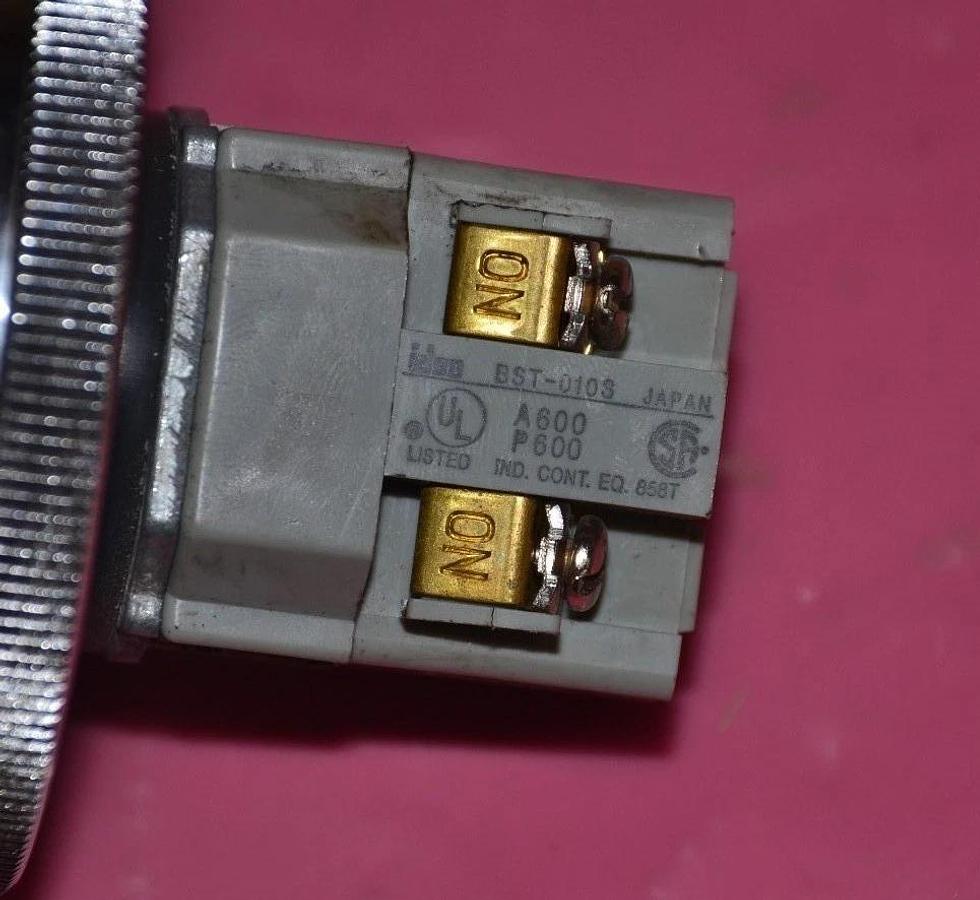 Used IDEC PUSHBUTTON BLACK BST-0105 BST 0105 BST0105 A 600 P600