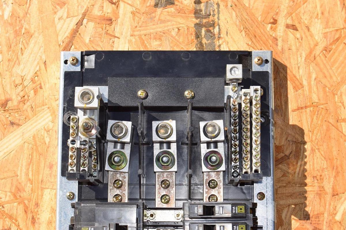 Used Square D 42 Circ 225A Main Lug Panelboard Interior NQOM442L225GSA 3ph 15a 20a 30