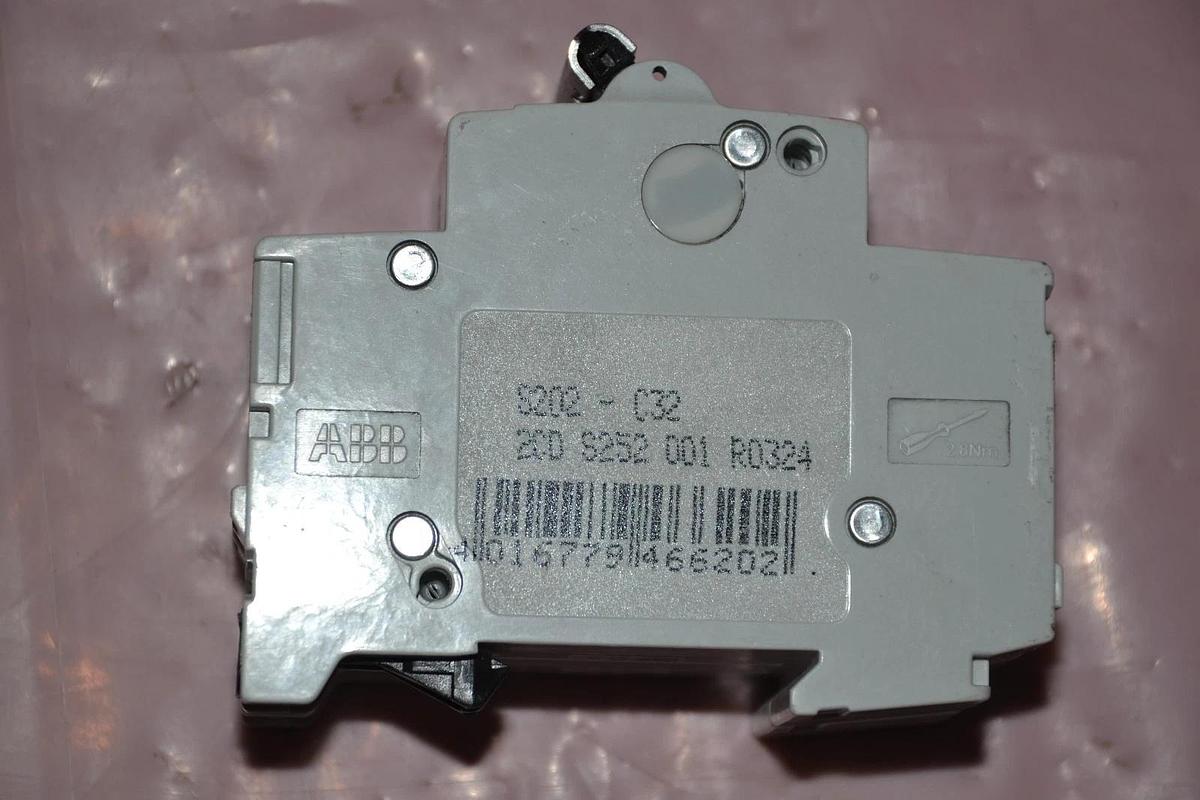 Used ABB Circuit Breaker S202-C32 S202 C32 S202C32   400v