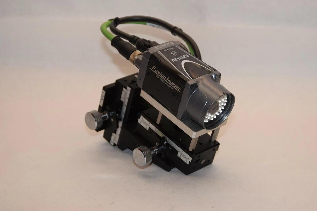 Used KEYENCE 2D Code Reader SR-D100H with precision mount B05-14NH A47-4