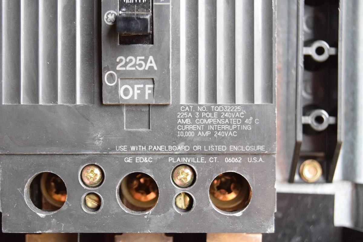 Used General Electric GE A Series 225A Panelboard Interior AQL3422ATX AXB4M9 3ph 4w