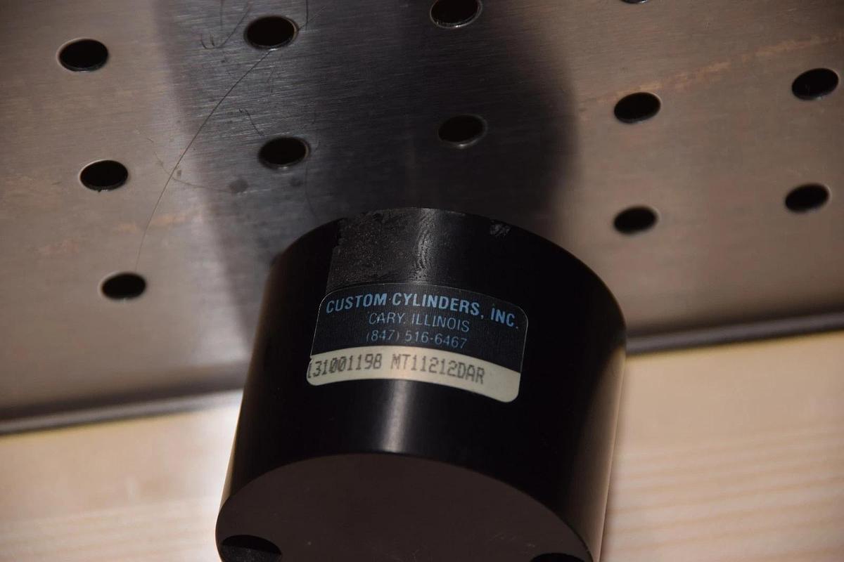 CUSTOM CYLINDERS INC MT11212DAR 31001198 AIR CYLINDER  NEW