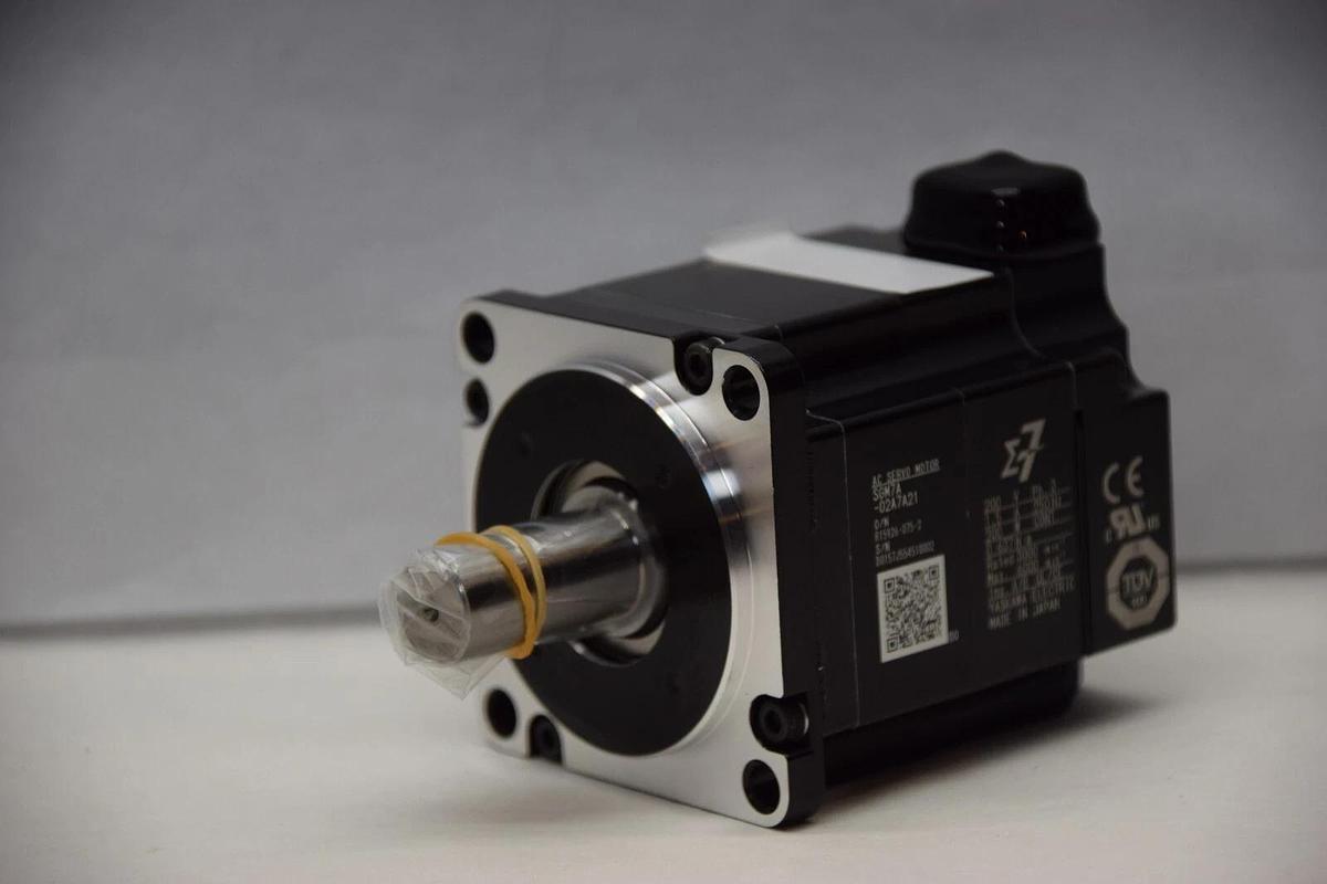 (NEW) YASKAWA ELECTRIC SGM7A-02A7A21 200V 3Ph 1.5A 200W AC Servo Motor