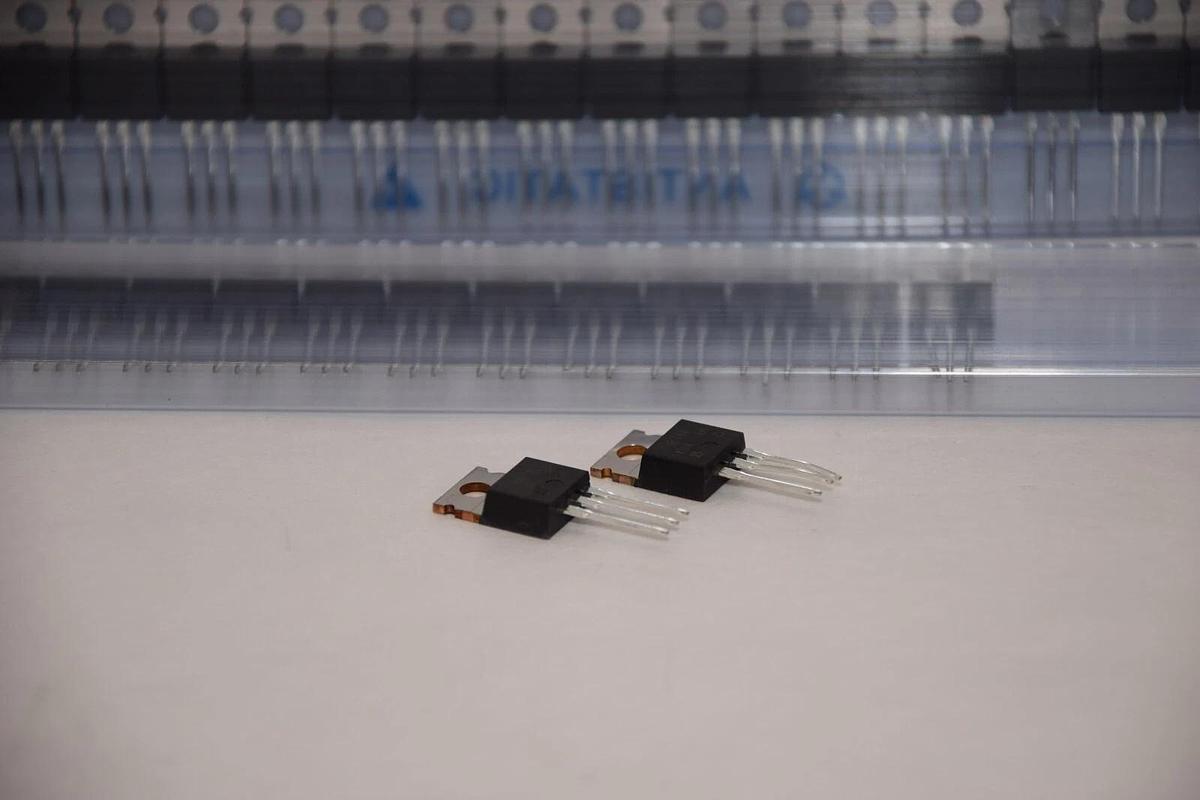 (NEW - Lot of 69) VISHAY IRF740PBF-ND , IRF740PBF 400V Mosfet Transistor