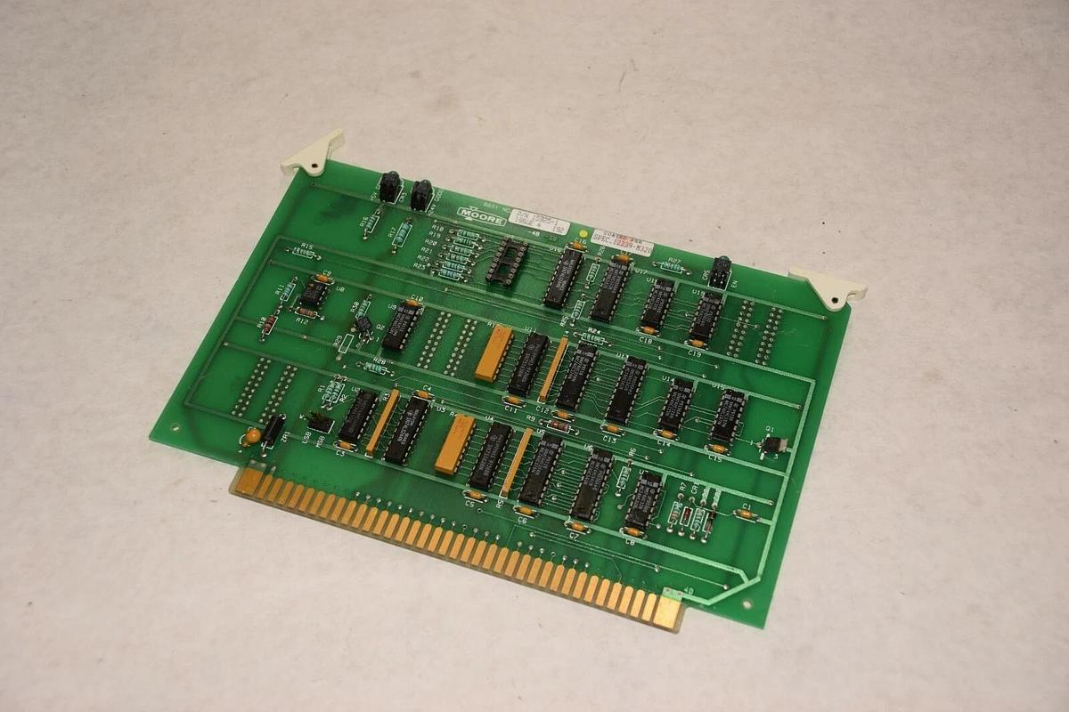 Used MOORE 15925-1 ISSUE 4 15925-1-4 PC BOARD