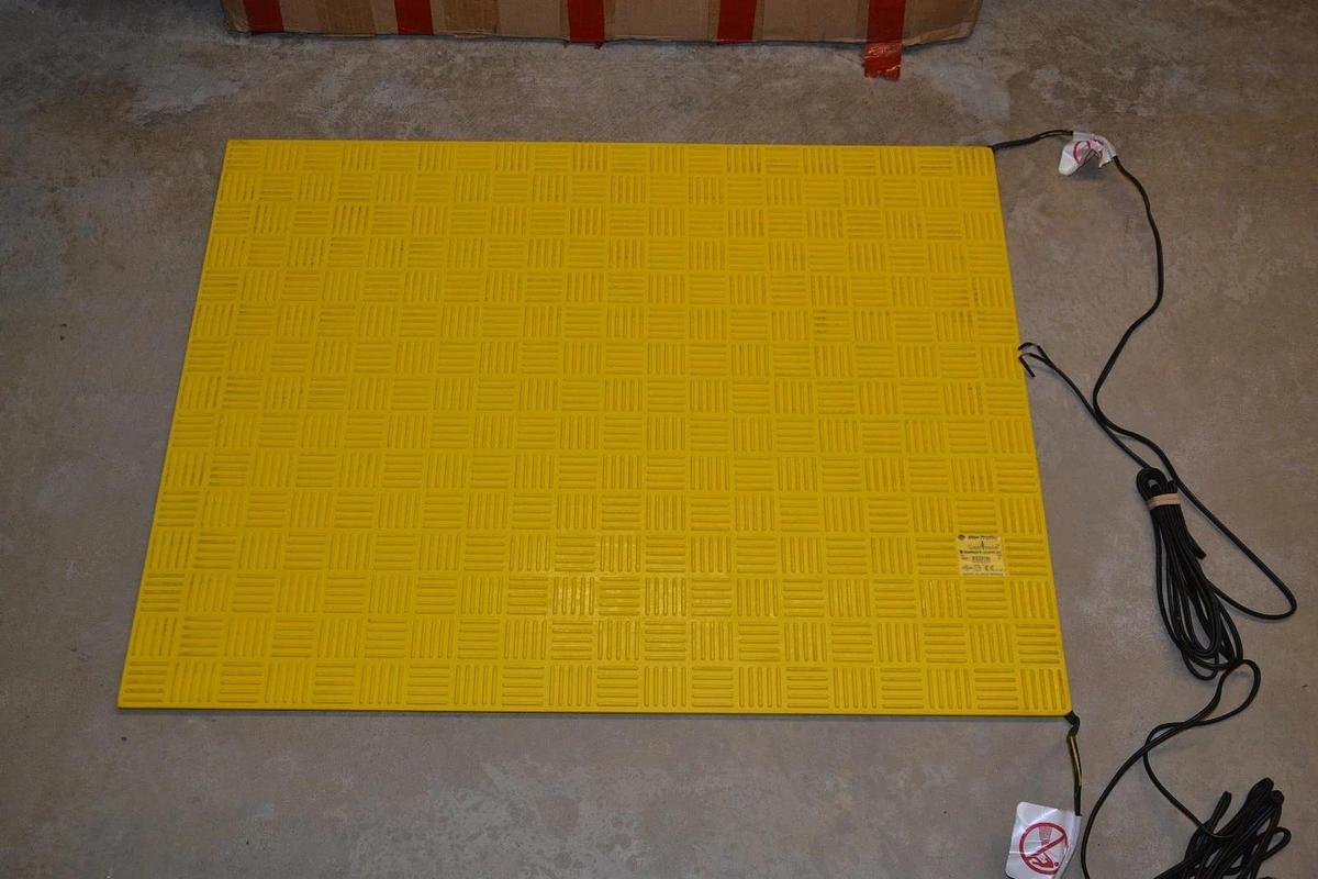 Allen Bradley 440F-M1520AYNN SAFETY MAT PRESSURE SENSITIVE  39 1/2"x29 1/2" NEW