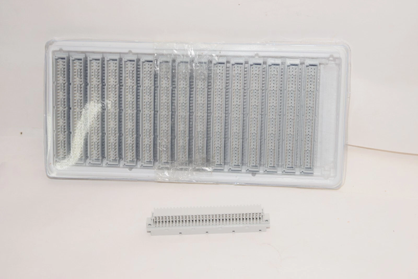 (NEW -Pk 16) AMPHENOL FCI 8609 4647194 755E1LF FC186094647194755E1LF Connector