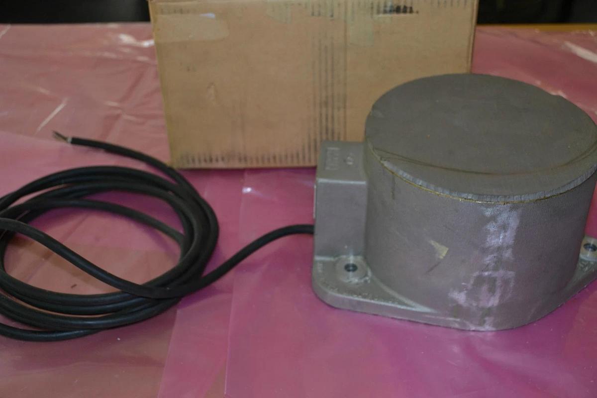 Used MILLTRONICS TRANSDUCER ST 100 AP ST-100-AP ST100AP