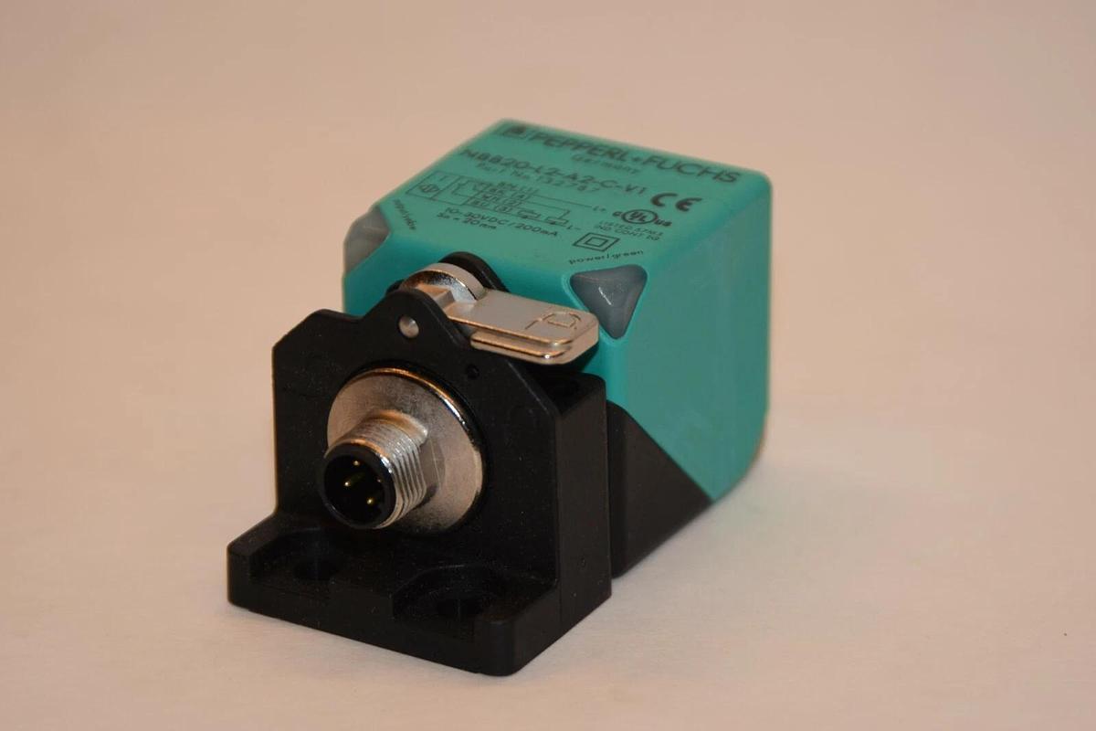 (NEW) PEPPERL + FUCHS NBB20-L2-A2-C-V1 Part No 132787 10-30Vdc Proximity Sensor