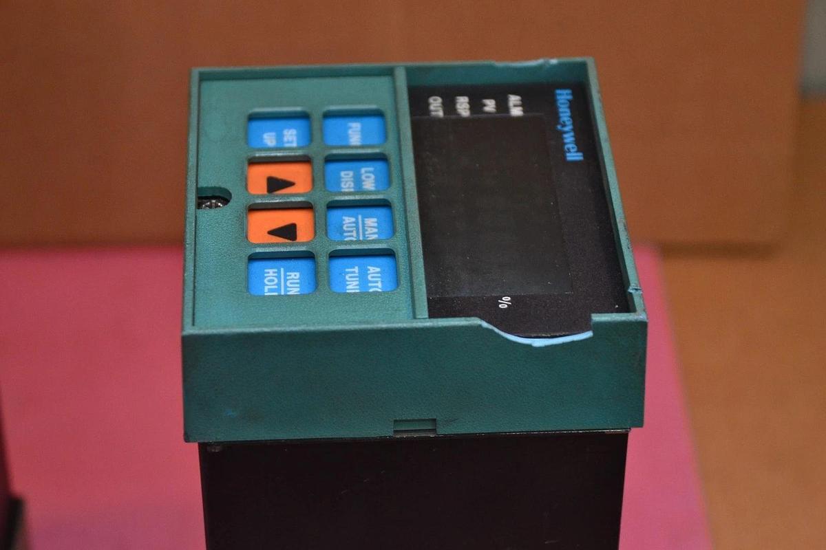 Used HONEYWELL CONTROLLER MODULE DC3002-022A-1-DIN-0111 UDC300