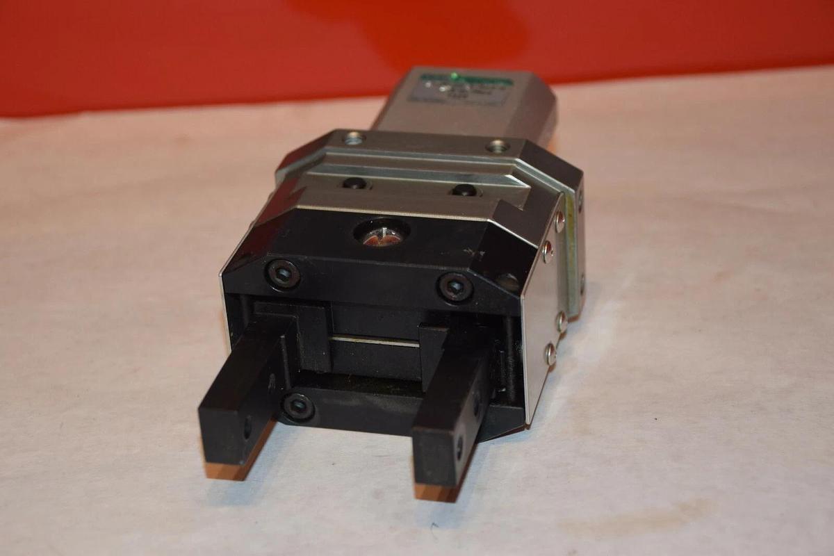 Used CKD HKP-32CS-S23-D HKP32CSS23D 0.3-0.7Mpa PNEUMATIC GRIPPER