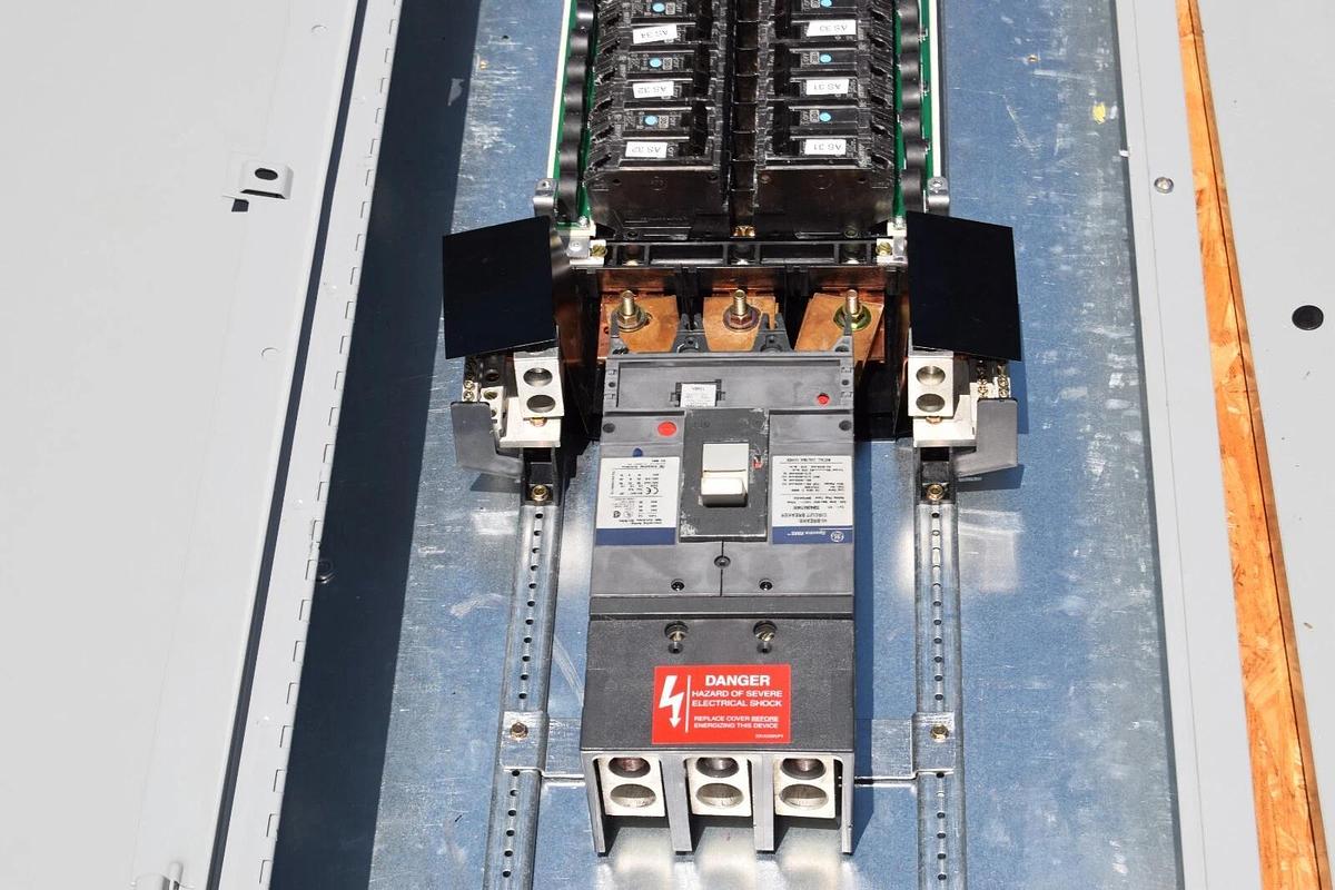 Used General Electric GE A-Series II Panelboard Panel AQF3424JBX 400A 208y/120 3ph 4w