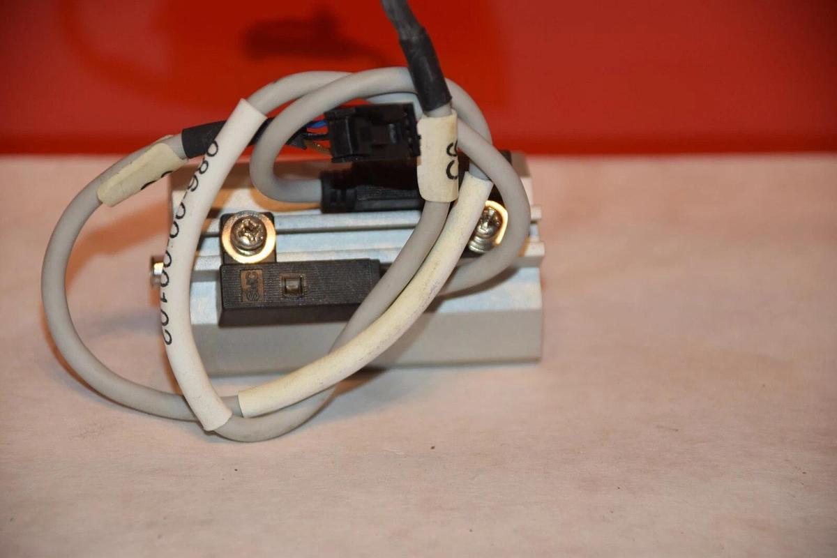 Used SMC NCDQ2B12-25D 12mm BORE 25mm STROKE DOUBLE ACTING AIR CYLINDER WITH SENSOR