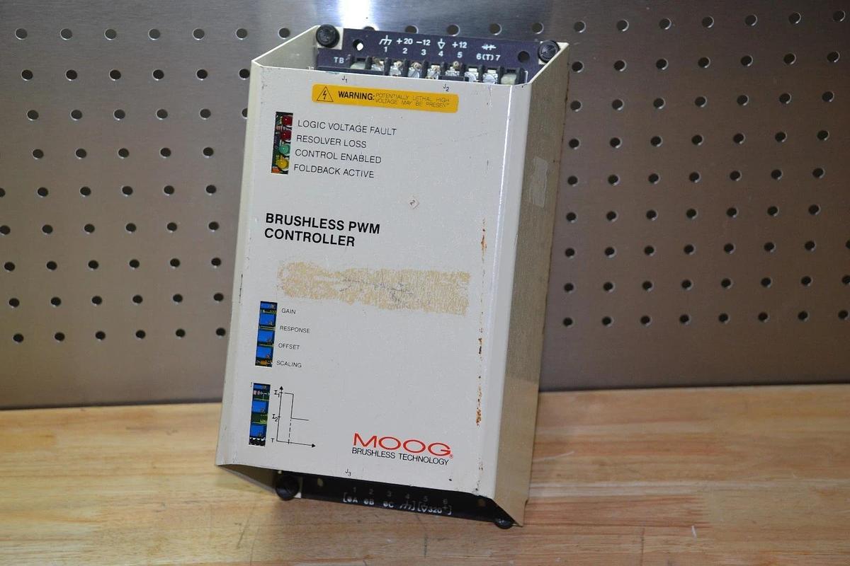 Used MOOG 152G233 CONTROLLER SERVO BRUSHLESS PWM 30AMP