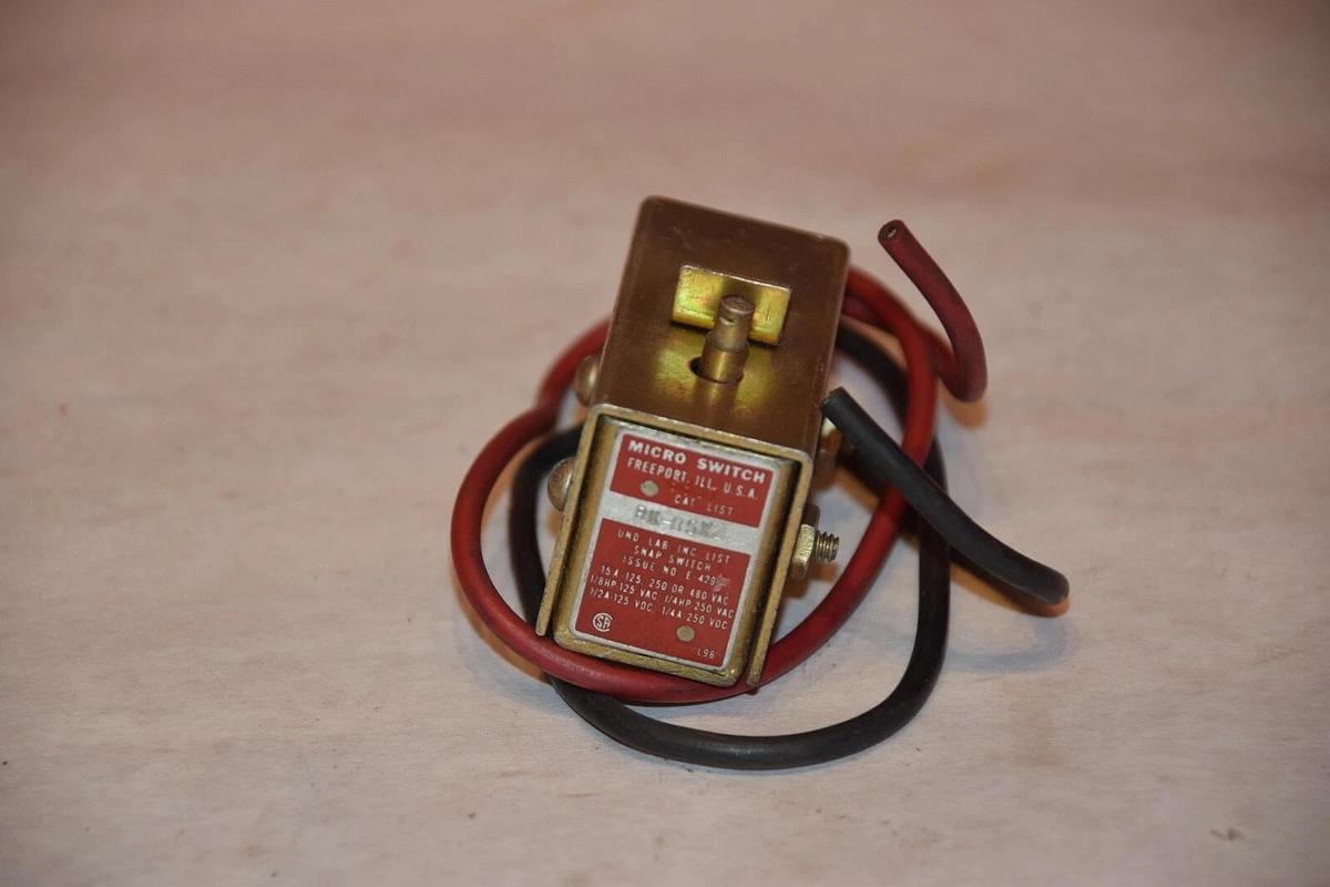 Used MICRO SWITCH RK-RSX2 15A, 125,250 OR 480VAC SNAP LIMIT SWITCH
