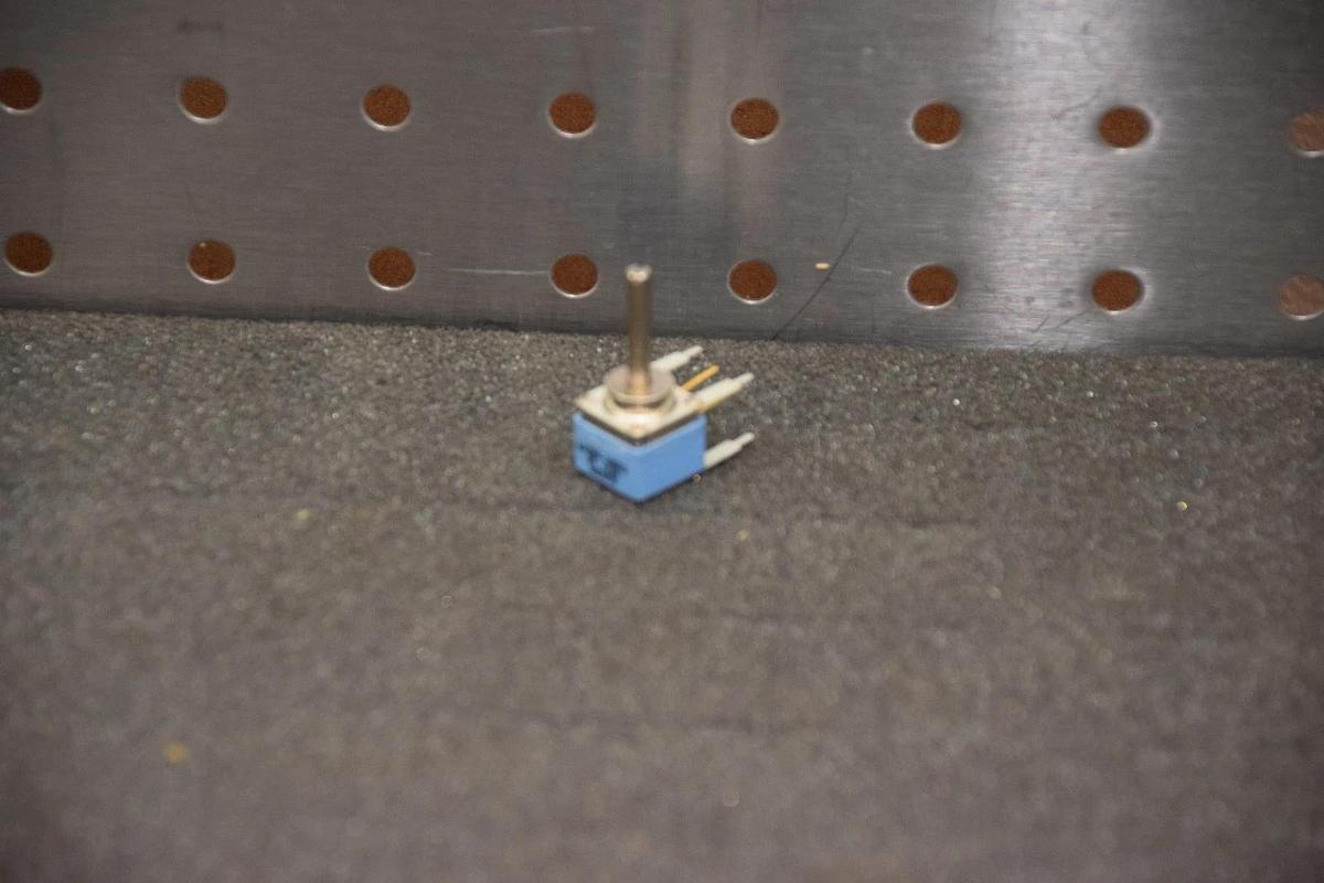 STATE ELECTRONICS L11290 1521 B12 VA389-100K ohms POTENTIOMETER NEW