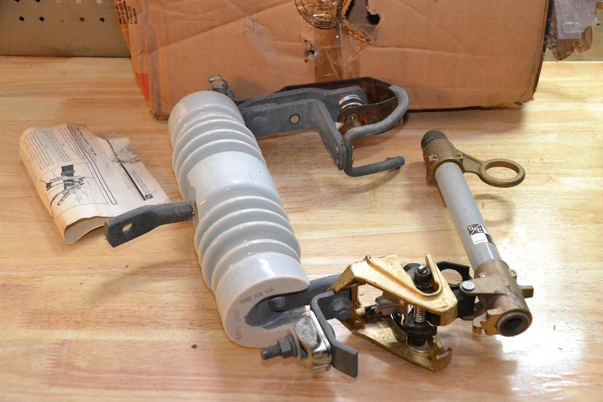 S&C Fuse Cutout XS Outdoor Distribution 14.4kv 95kv 100a 89021R8-D NEW