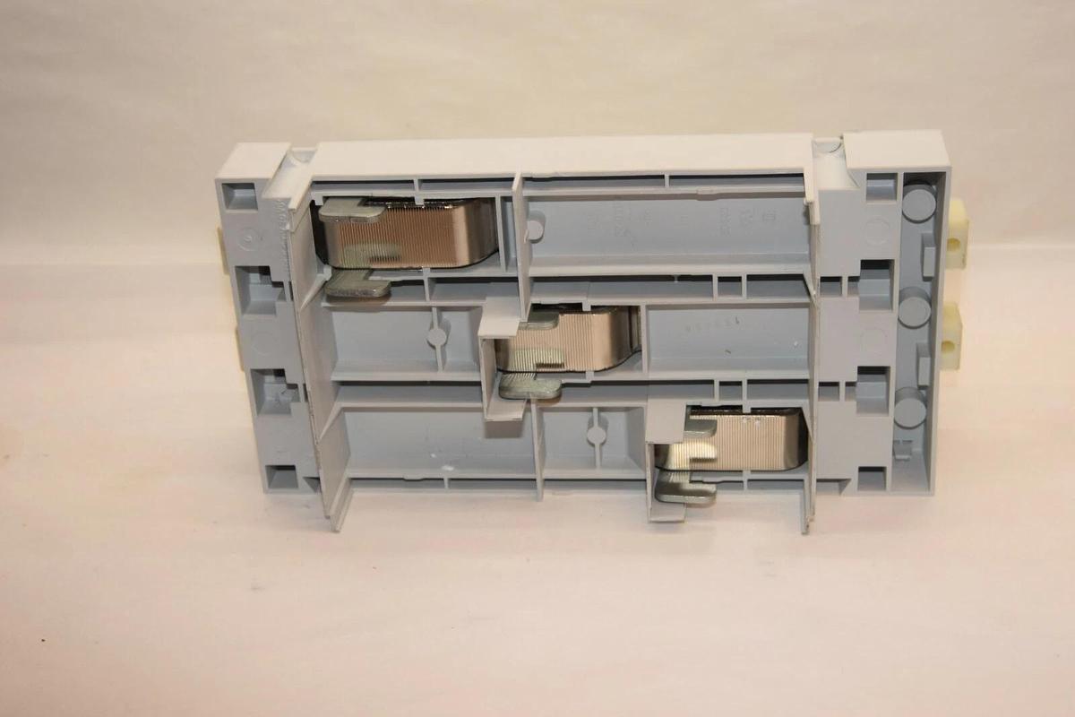 Used SIEMENS 8US1213-4AH00  BUSBAR Adapter for Breaker  600VAC