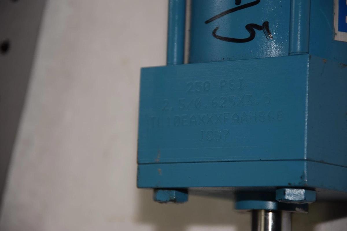 (New) VICKERS TL10EAXXXFAAH868 J057 250psi 5/8" CYLINDER