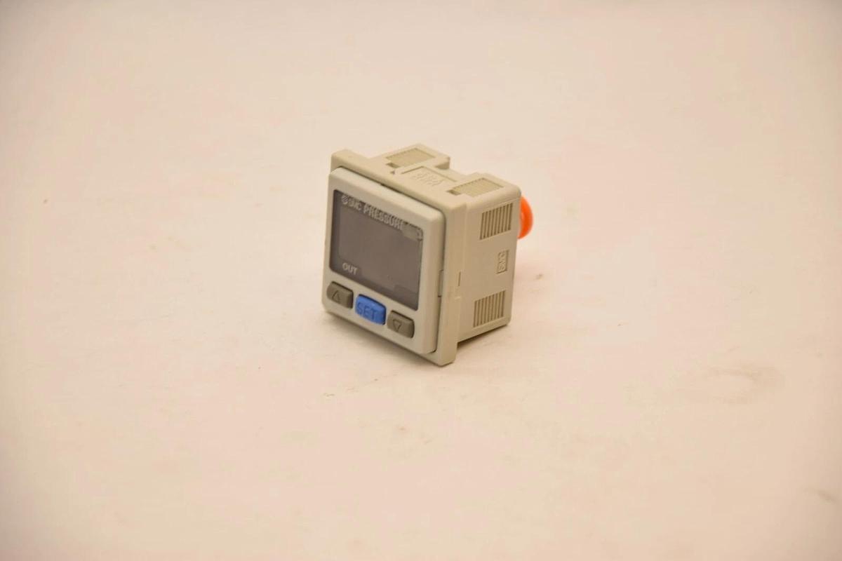 Used SMC ISE30-N7H-26 12-24Vdc Digital Pressure Switch