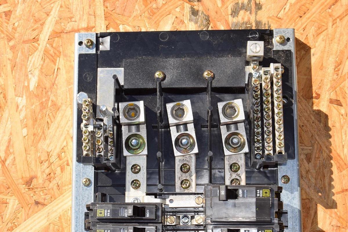 Used Square D 42 Circ 225A Main Lug Panelboard Interior NQOM442L225GSA 3ph 20a 30a