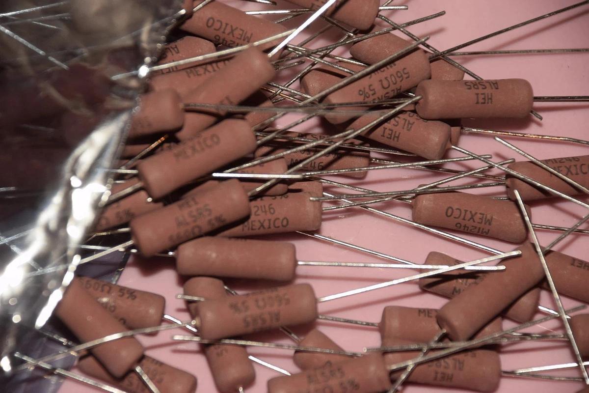 (LOT OF APPROX. 90+/-) HEI ALSR5 MI246 560 ohms RESISTORS NEW