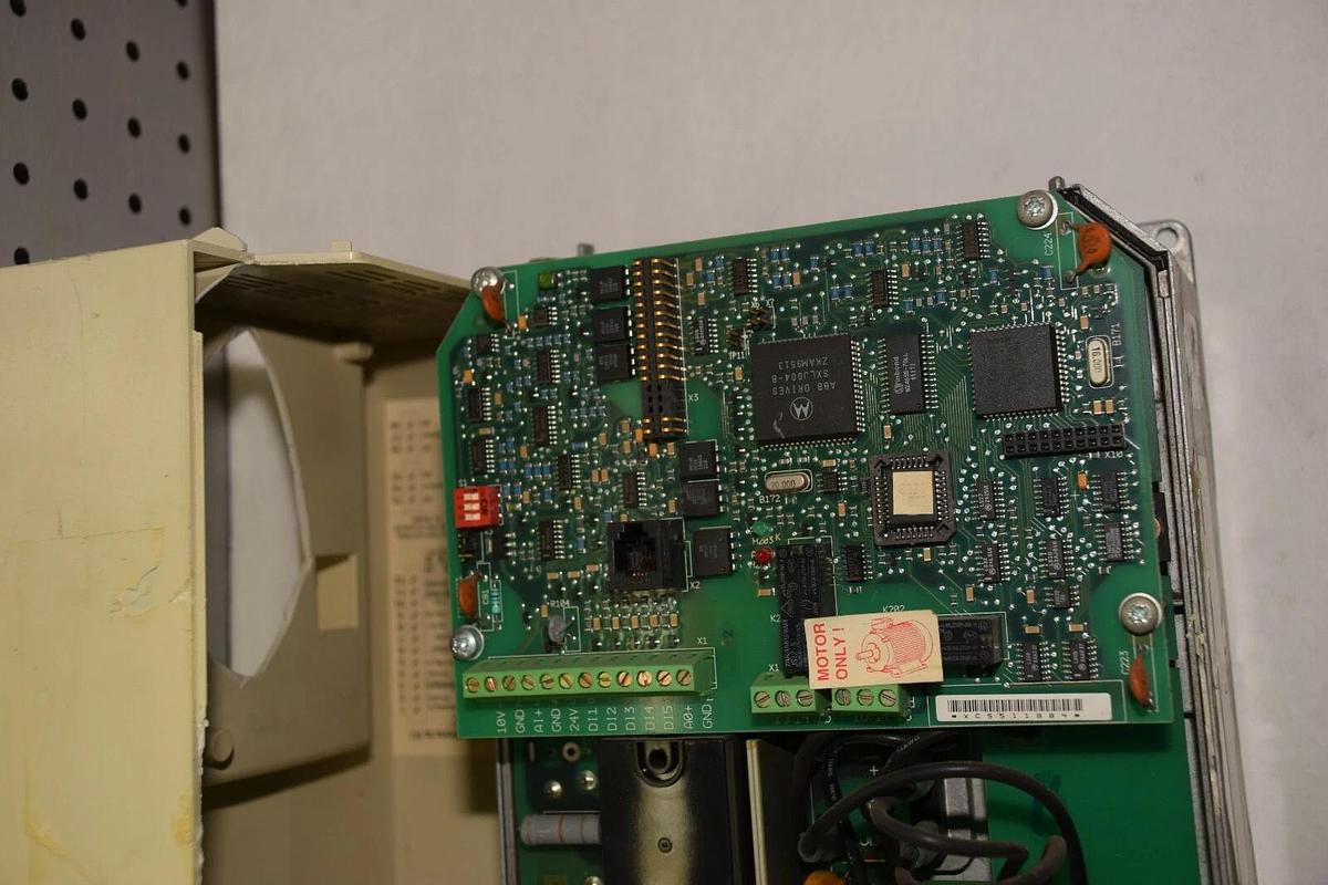 Used ABB VFD ACS300  ACS311-6P6-3 ACS3116P63 380/480V VARIABLE FREQUENCY DRIVE