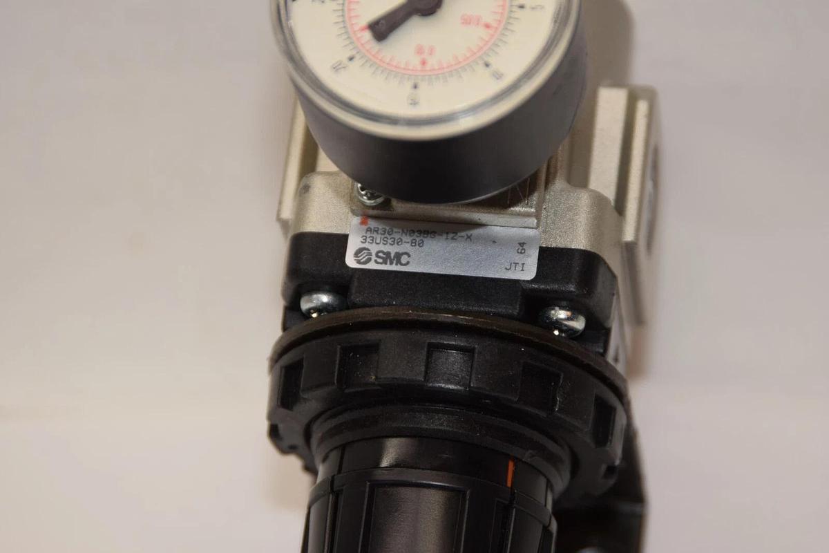 Used SMC AR30-N03BG-1Z-X 0-30psi Pneumatic Regulator & Gauge