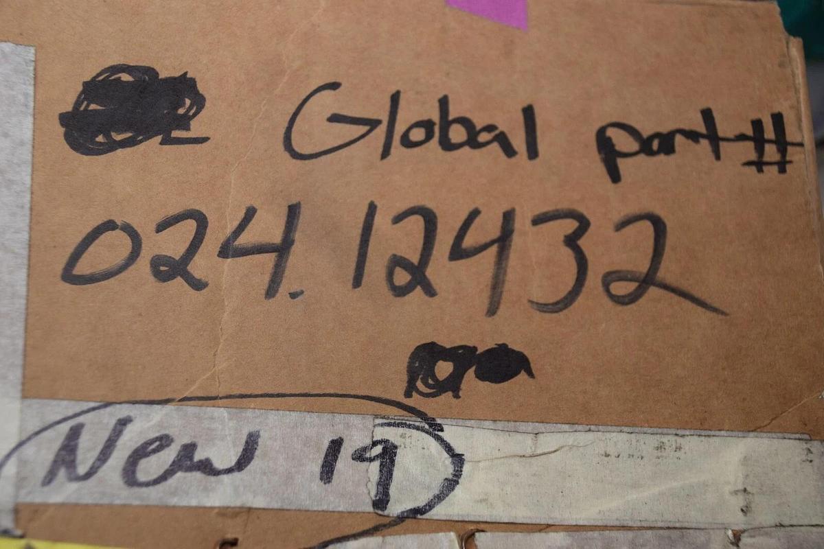 GLOBAL 024.12432 02412432 11/32" 3/8x16 THREAD SPINDLE NEW