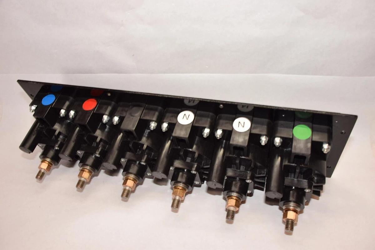 Crouse-Hinds Eaton Posi-Lok Panel E0400 Series 400a 600v 6 receptacle