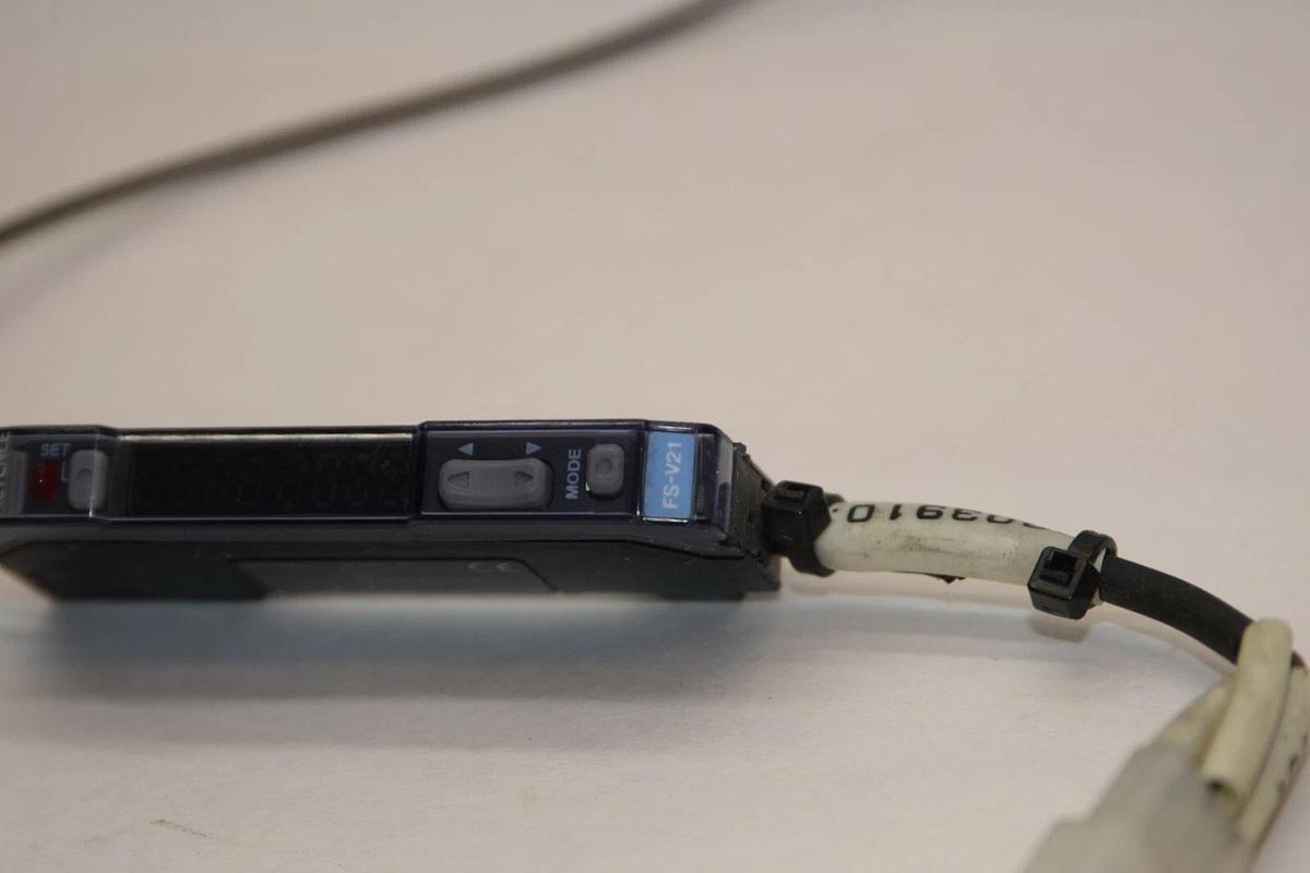 Used KEYENCE CORPORATION FS-V21 FSV21 12-24Vdc Fiber Optic Sensor Amplifier