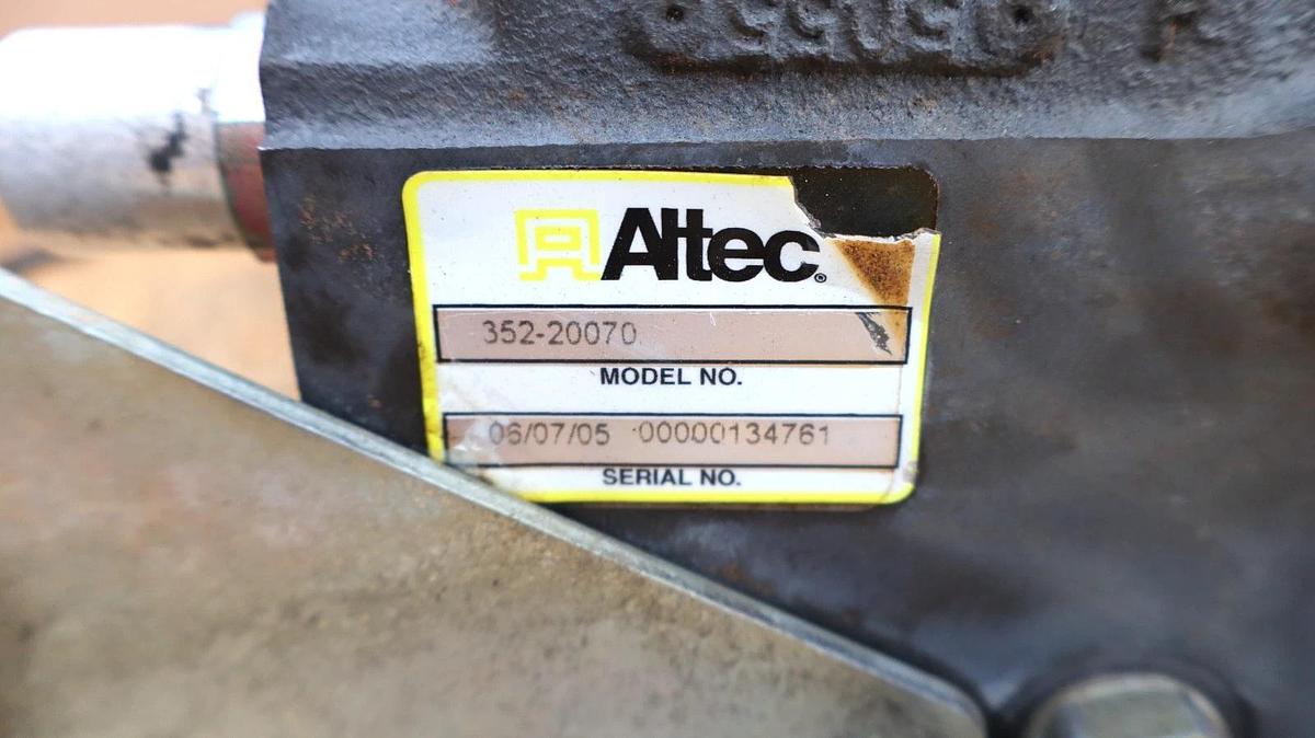 Used Altec 352-20070 , 35220070 , DB5195.800 Hydraulic Valve Block 7 Spool