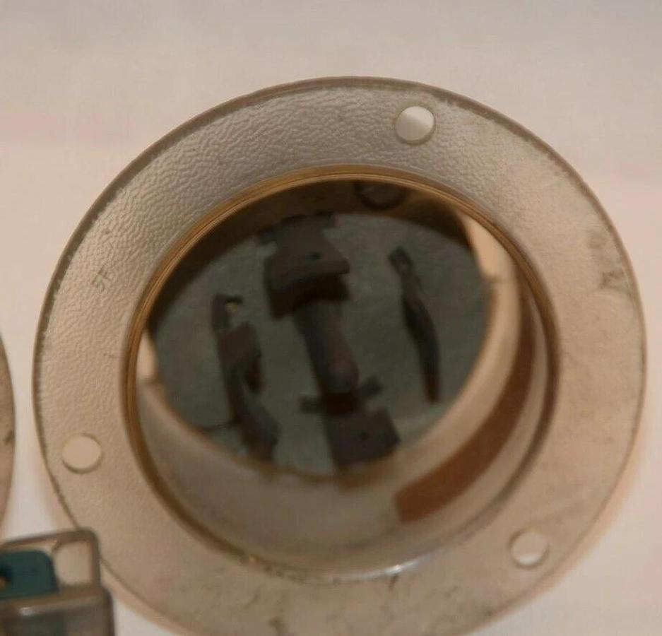 (NEW, 5) GE GENERAL ELECTRIC L22 30A 277/480V 3 Phase Flush Mount Locking Plug