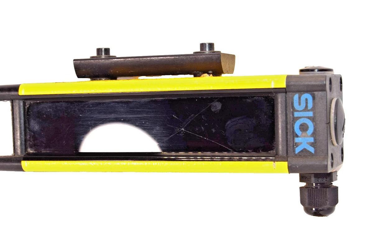 Used SICK FGSE150-23 24V 30mm 30-FGS Receiver Light Curtain *AS IS - Cracked Lens*