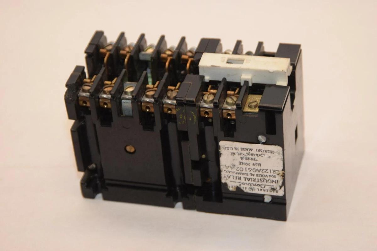 Used GENERAL ELECTRIC GE Relay CR122A06102AA 115V 60Hz Series A Industrial Relay