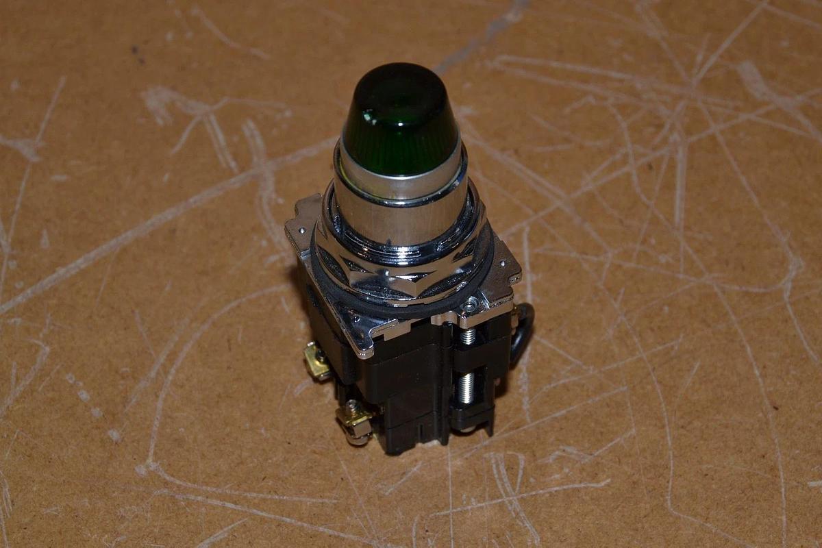 CUTLER HAMMER 10250T37NG GREEN LENS 120V 50/60Hz SER B1 PRESTEST LIGHT NEW