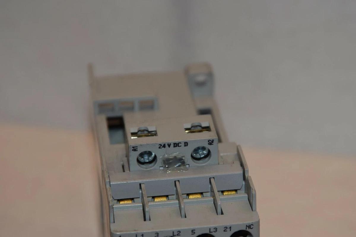 Used ALLEN BRADLEY 100-C09D*01 100C09D*01 SERIES A 24VDC CONTACTOR